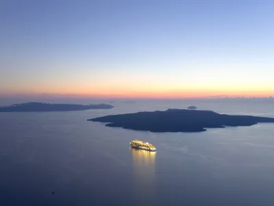 Ein beleuchtetes Schiff auf dem Meer.